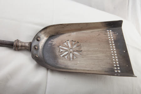 Fire shovel
