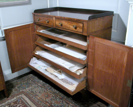 Dressing chest