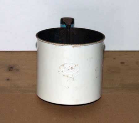 Flour dredger