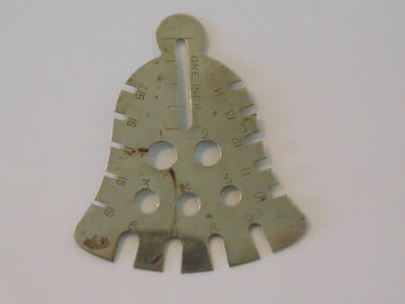 Knitting needle gauge