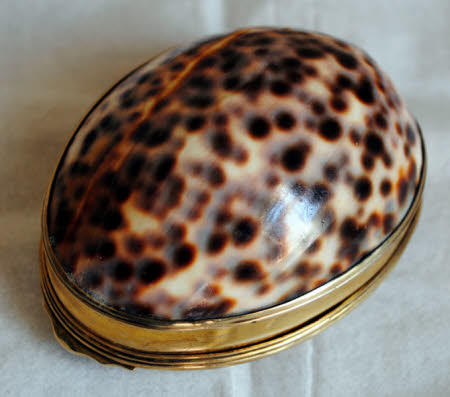 Snuff box