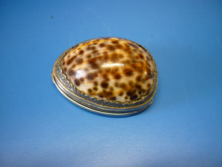 Snuff box