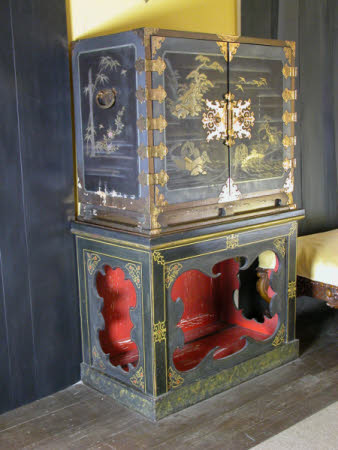 File:Japanese lacquer cabinet - Staatliches Museum für Völkerkunde München  - DSC08404.JPG - Wikimedia Commons