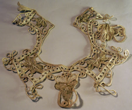 Lace collar