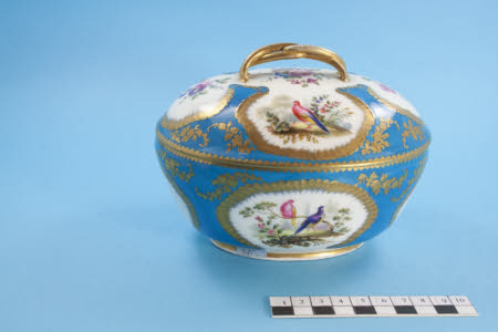 Sauce tureen