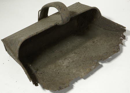 Dust pan