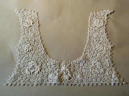 Lace collar
