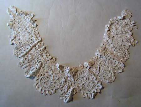 Lace collar