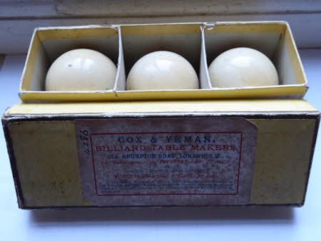 Billiard ball box