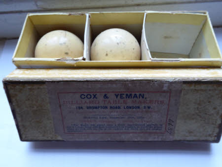 Billiard ball box