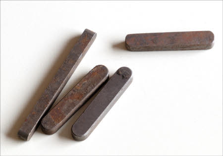 Four round ended parallel feather keys