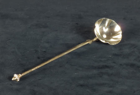 Serving spoon