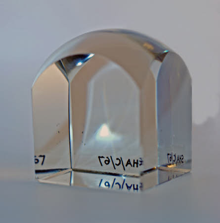 Magnifying cube