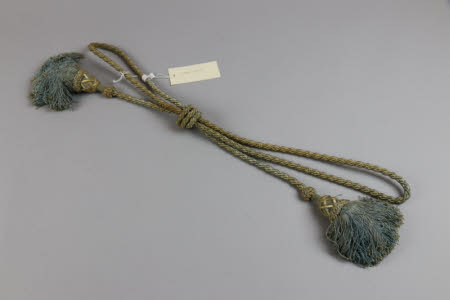 Curtain tie