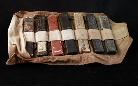 Razor blade holder