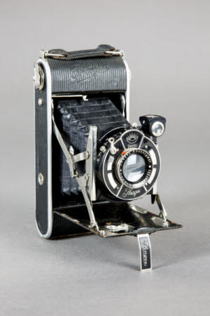 A Ihagee 120 folding rollfilm camera.