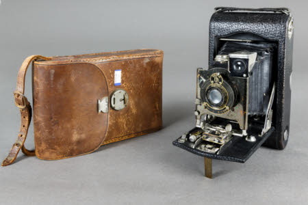 No.3 Autographic Kodak model H folding rollfilm camera with brown leather case.