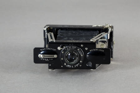No.2D De Luxe "Ensignette" folding rollfilm camera by Houghton & Sons Ltd.