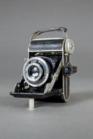 A Balda Pinette folding rollfilm camera.