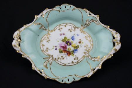 Sauce tureen stand