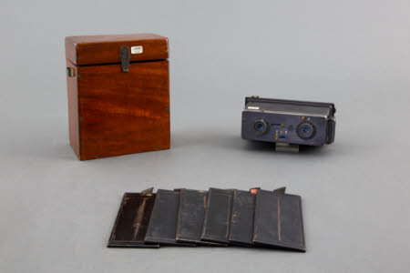 A Glyphoscope stereo camera with plates in a wooden case.