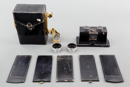 Le Sterea stereoscopic camera by Jules Richard of Paris, in black leather case, with 2 lens hoods ...