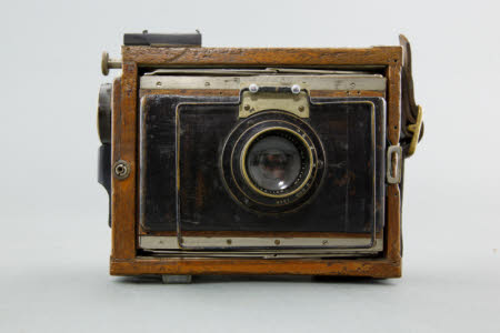 A Zeiss Ikon Nettel-Tropen (tropical) folding hand camera, for 3 1/4 x  4 1/4 inch plates.