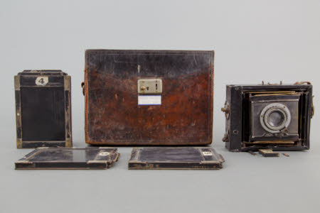 A Zeiss Minimum Palmos collapsing strut, plate camera in leather case