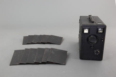 A falling-plate magazine box camera.