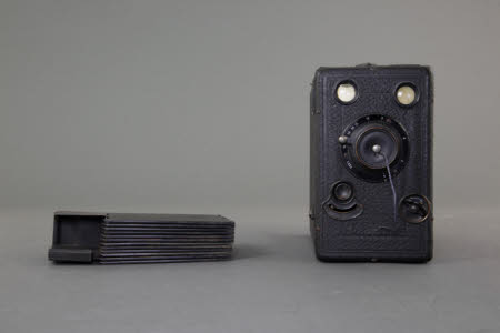 A falling-plate magazine box camera.