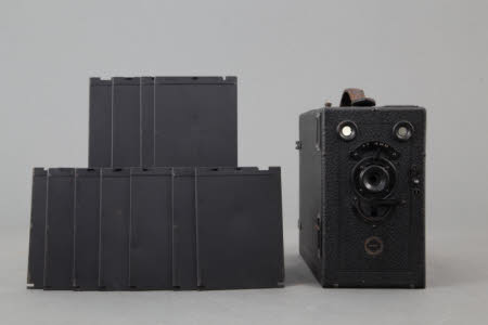 A Midg No. 2 falling plate magazine box camera.