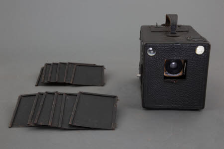 Magazine Camera with 12 metal plate holders