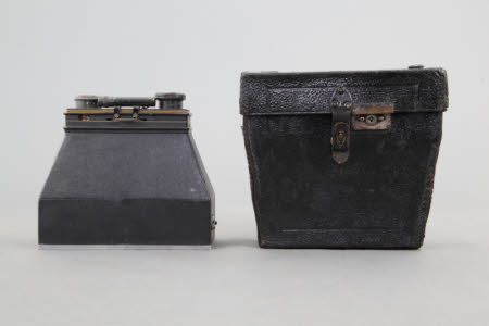 Photo-Jumelle  magazine camera with leather carry case.