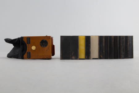 A Pullman changing box for photographic plates.