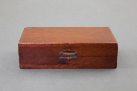 A Hurter and Driffield Actinograph exposure calculator mouted in a wooden box.