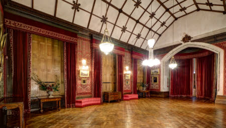 Curtains and pelmets