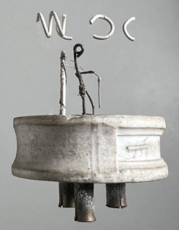 Light bulb fitting