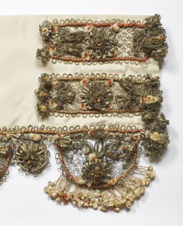Bed valance